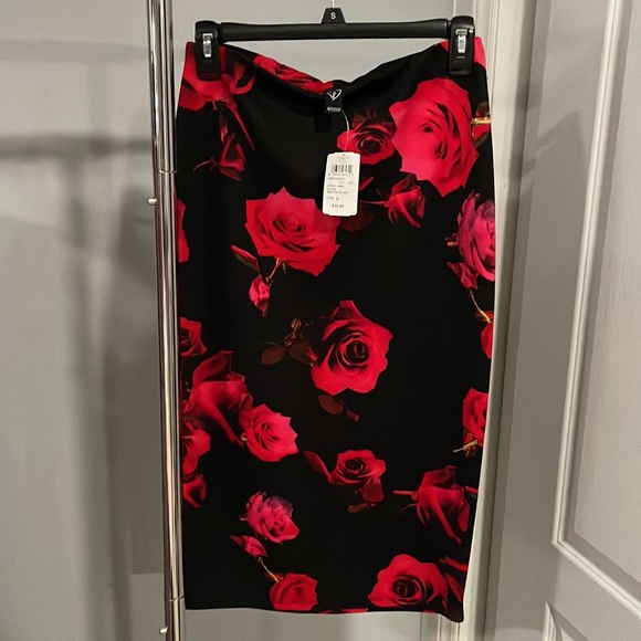 Black w/ red rosé flowers skirt brand new with tag in good condition. - Picture 2 of 2